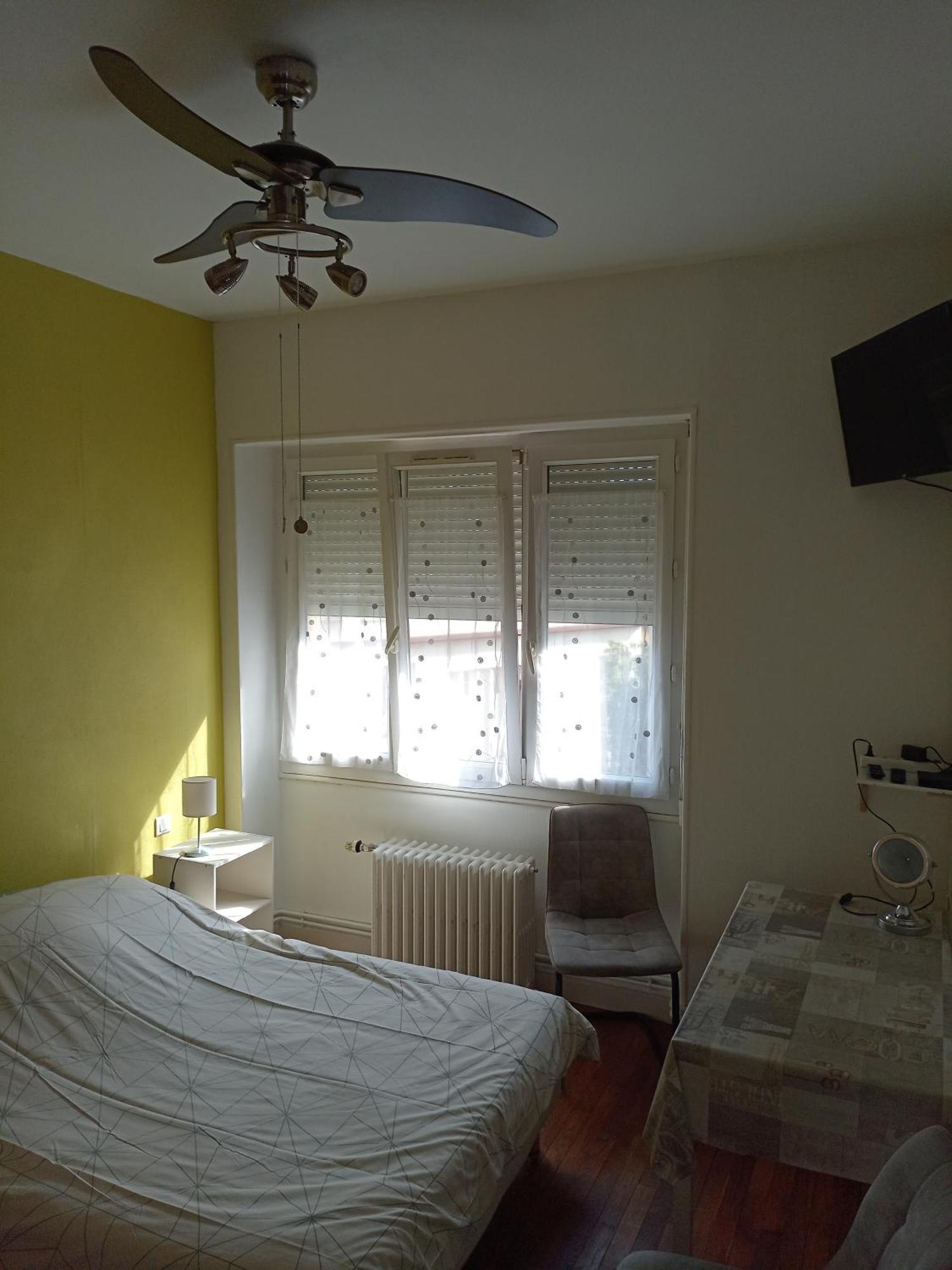 Chambre Meublee Au Coeur De Ville - Chez L'Habitant Ле-Крёзо Экстерьер фото