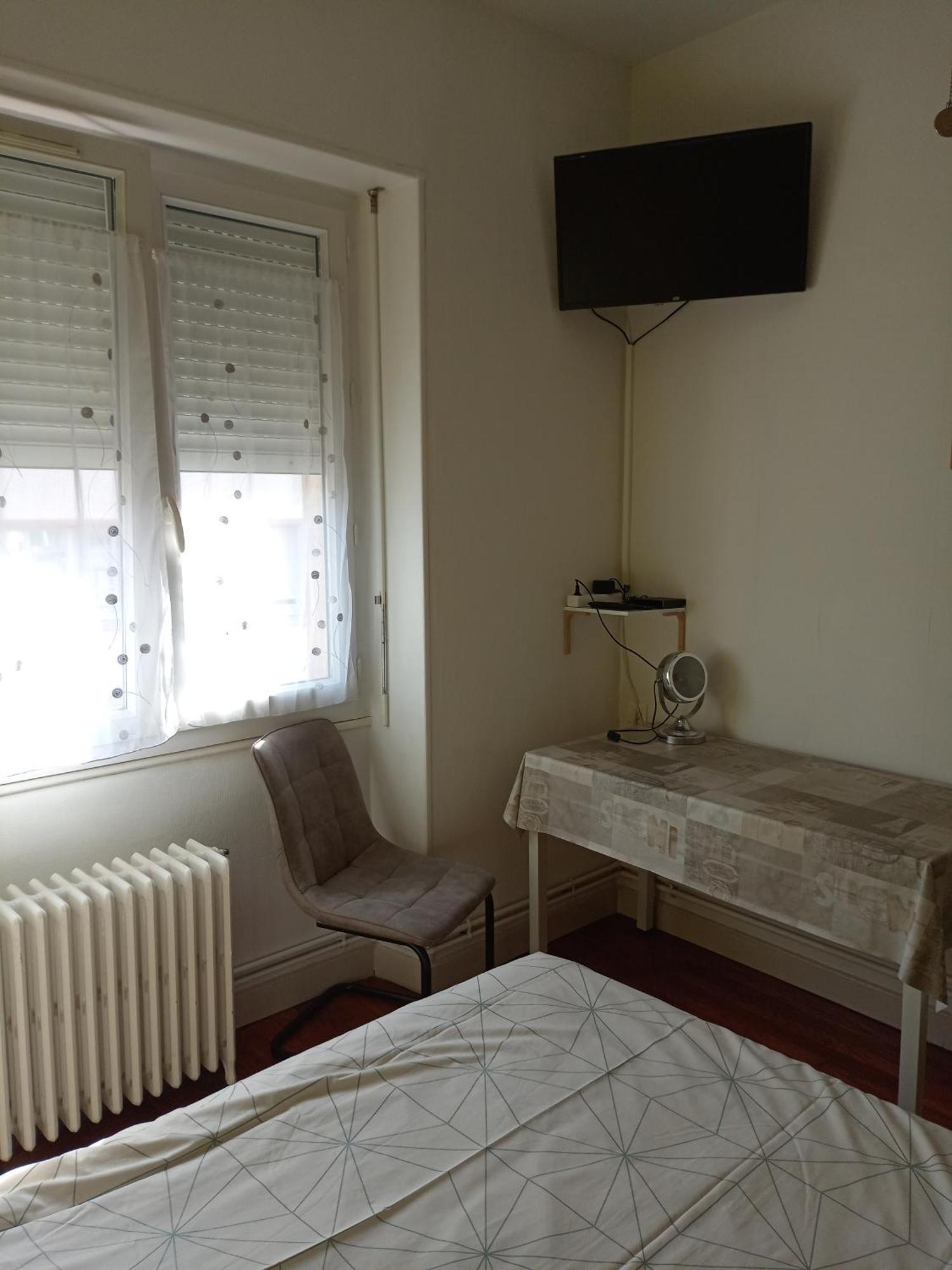 Chambre Meublee Au Coeur De Ville - Chez L'Habitant Ле-Крёзо Экстерьер фото